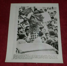 1961 Press Photo Muslim Girl Waves National Liberation Front Flag Algiers