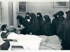 1982 Press Photo Women of Islamic Society of Lavizan w Soldier in Hospital Iran