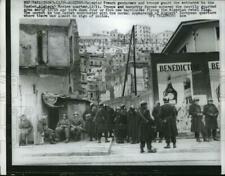 1960 Press Photo French gendarmes & troops on guard in Algiers Moslem quarter