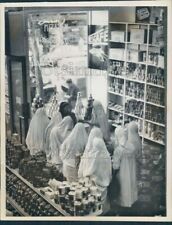 1964 Press Photo Muslim Women Shop Grocery Store 1960s Algeria Africa