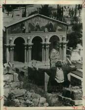 1979 Press Photo Moslem prays in Old Jerusalem near Christian shrine - hcx37459