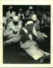 1984 Press Photo Donna Yamini engages in prayer at Muslim Worship Service