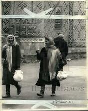 1969 Press Photo Uzbek women near religious Muslim school of Samarkand, Russia
