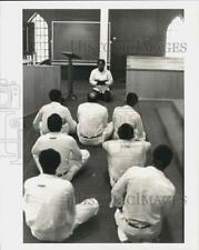 1984 Press Photo Islamic Chaplain leads Muslim service at Wynne Unit Chapel, TX