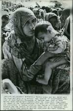 1965 Press Photo A Moslem woman and child wait for food and help at refugee camp