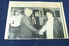 1989 Marrack Goulding shakes hands with Muslim Sheikh Vintage Wire Press Photo