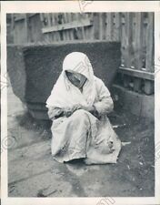 1948 Kars Turkey Muslim Woman Says Prayers Outside Mosque Press Photo