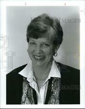 1998 Press Photo Louise W. Mackie as museum's Curator of Textiles & Islamic Art