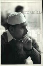 1991 Press Photo Safer Mian attends service at the Islamic Center of Milwaukee