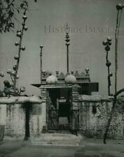 1953 Press Photo Shrine Dedicated To Muslim Saint with Pots on Trees in India