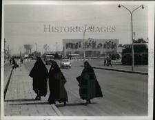 1966 Press Photo Moslem women in Liberation Square at Modern Baghdad, Iraq