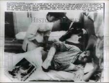 1962 Press Photo Algeris Nurse gives injection to moslem patient - nee00436