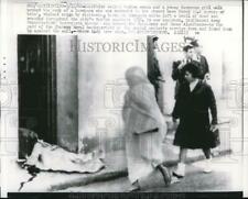 1962 Press Photo Algiers, Algeria Moslem women & riot victim in streets