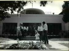 1990 Press Photo Worshipers outside Islamic Center in Cedar Rapids, Iowa.