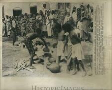 1964 Press Photo Conrad Fink Moslem Children Refugee - RRS18749